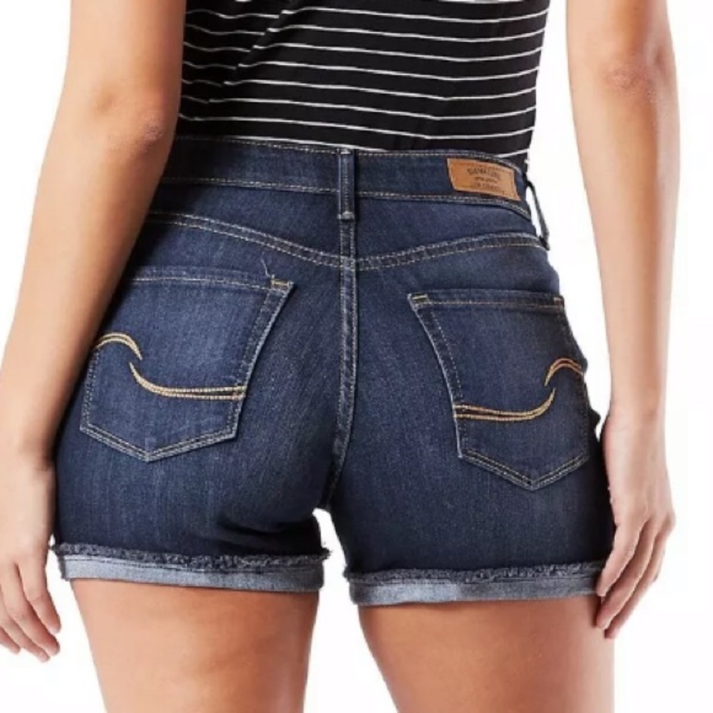 🛑 “SOLD” Signature Levi Highrise Distress Shorts